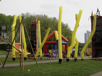 905313 Afbeelding van verschillende speeltoestellen in het Park Transwijk te Utrecht, geplaatst naar aanleiding van de ...